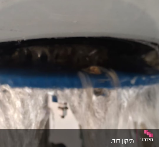 מים זורמים מצינור או ברז, חלק ממערכת חימום מים.